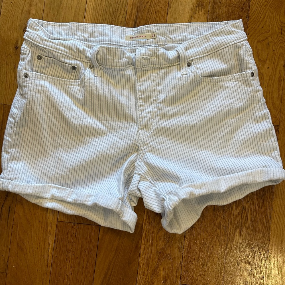 Size: 32 Levi’s mid-length striped shorts